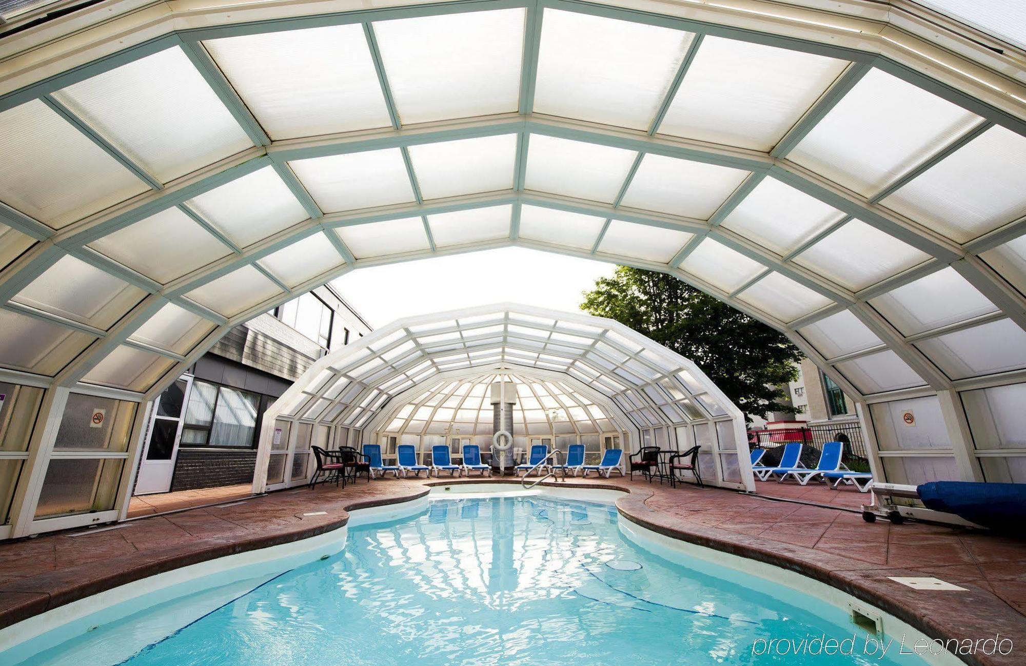 V Hotel & Suites Moncton Bagian luar foto