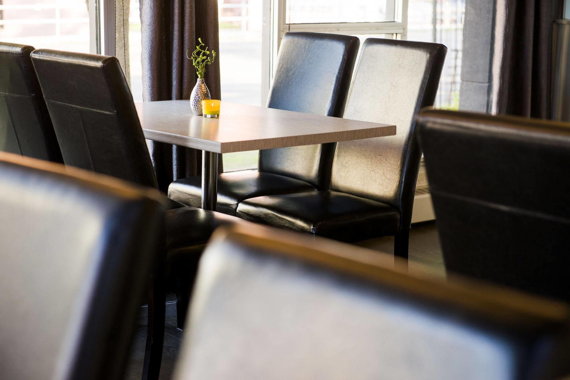V Hotel & Suites Moncton Bagian luar foto