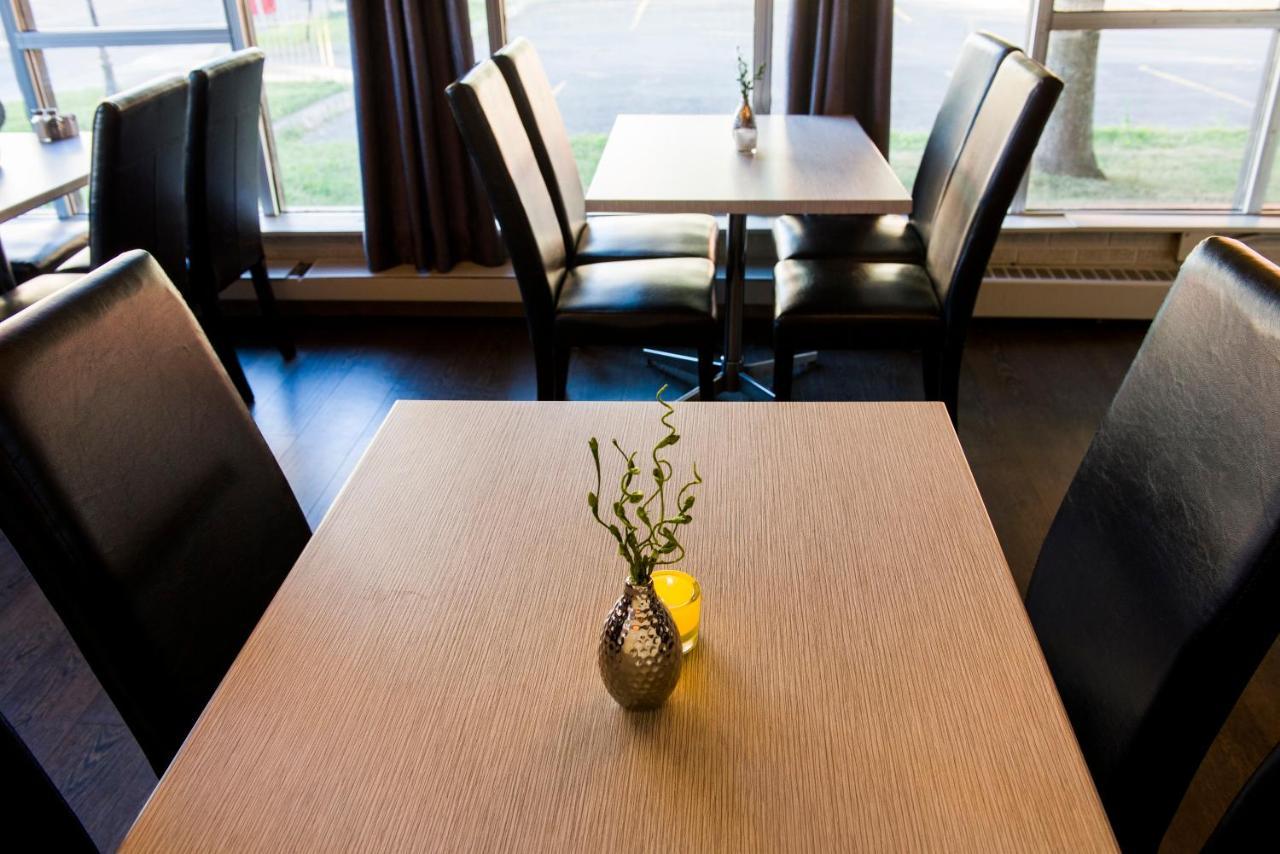 V Hotel & Suites Moncton Bagian luar foto