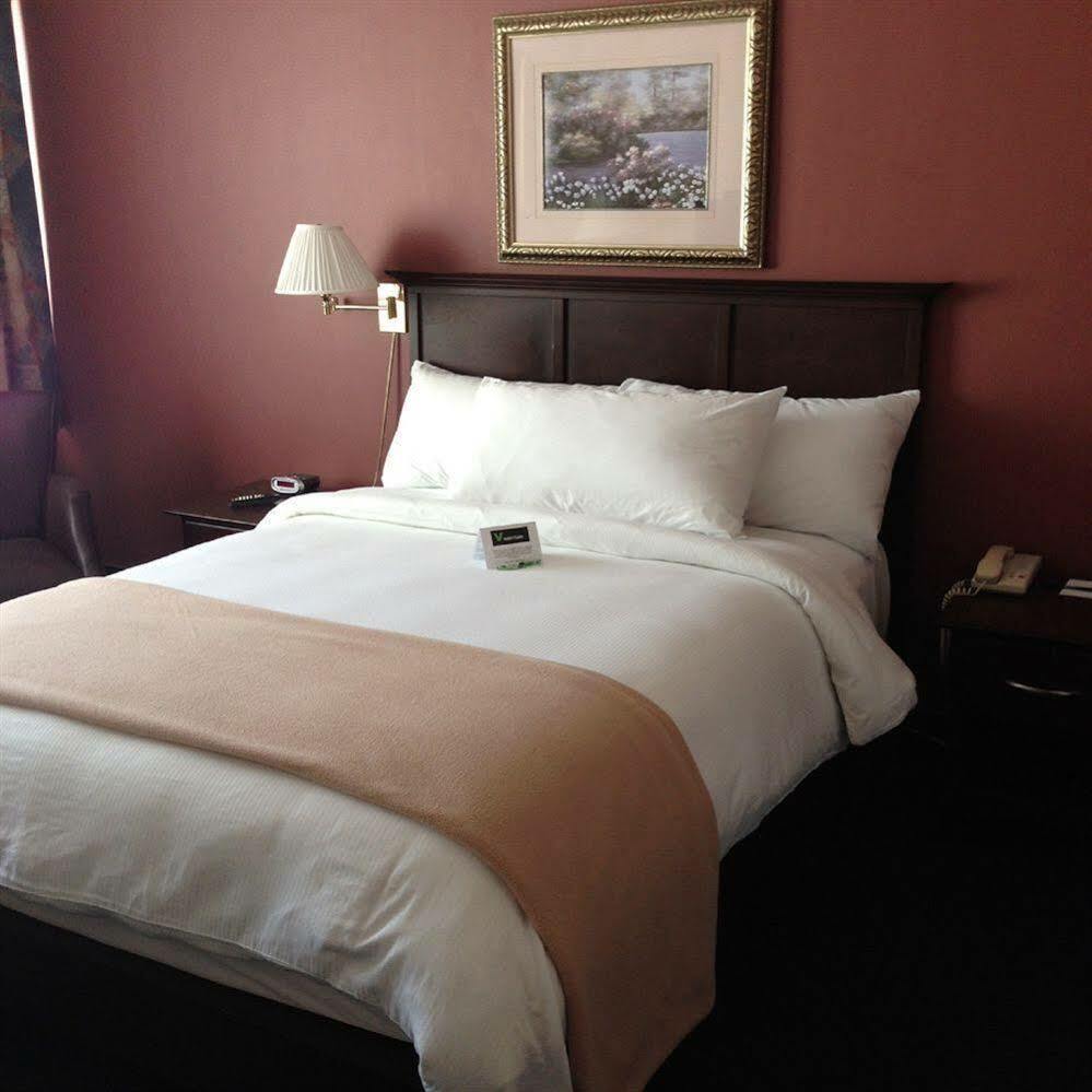 V Hotel & Suites Moncton Bagian luar foto